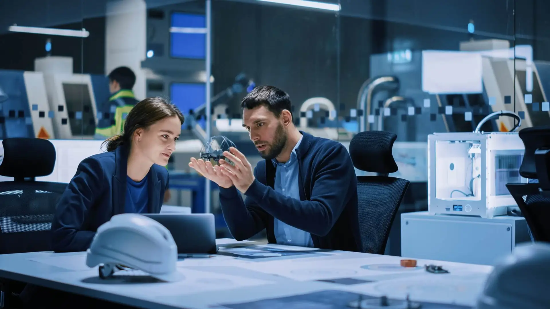 [Translate to German:] Two people discussing at a table