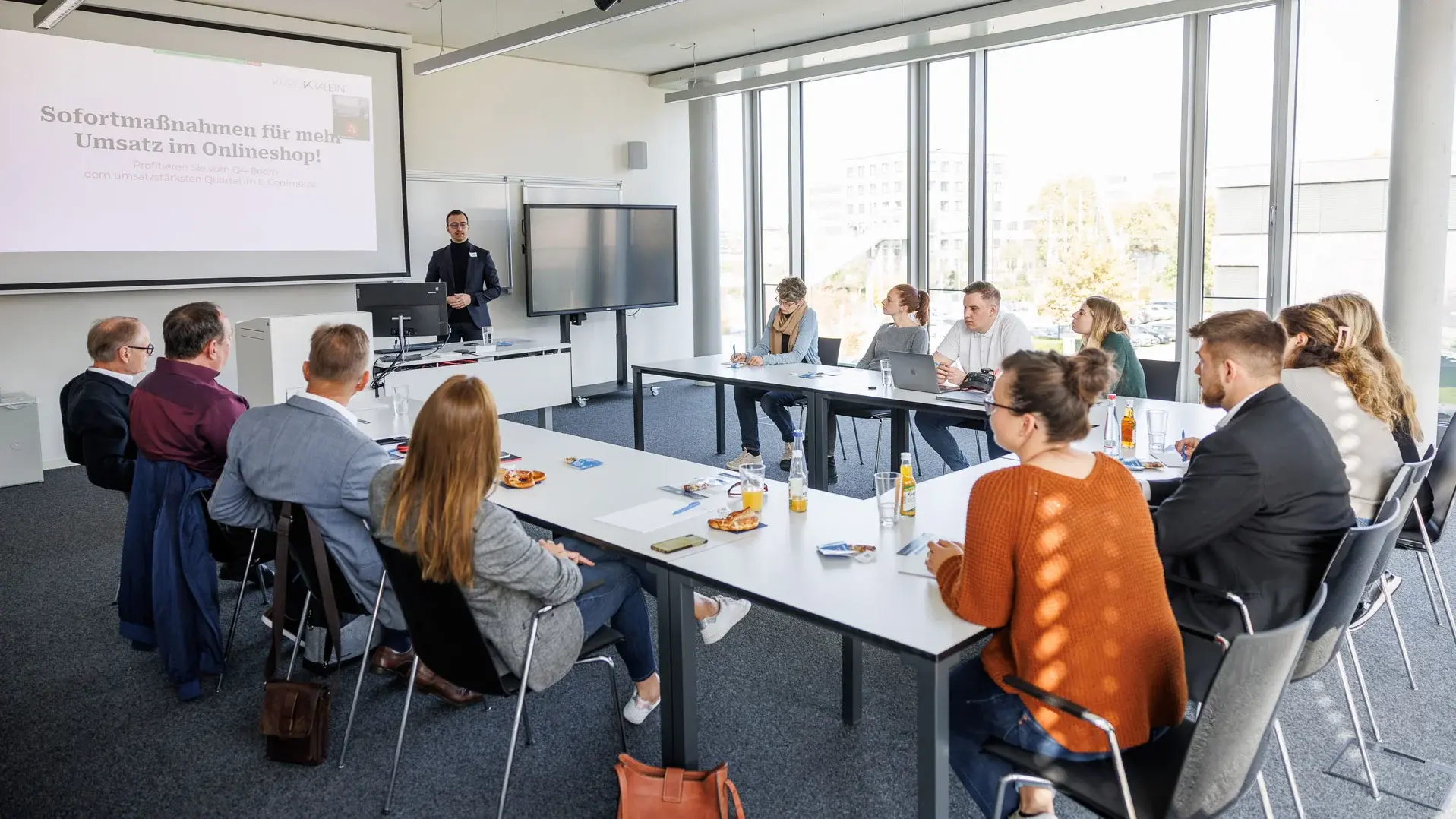 Menschen am Tisch bei einem Treffen