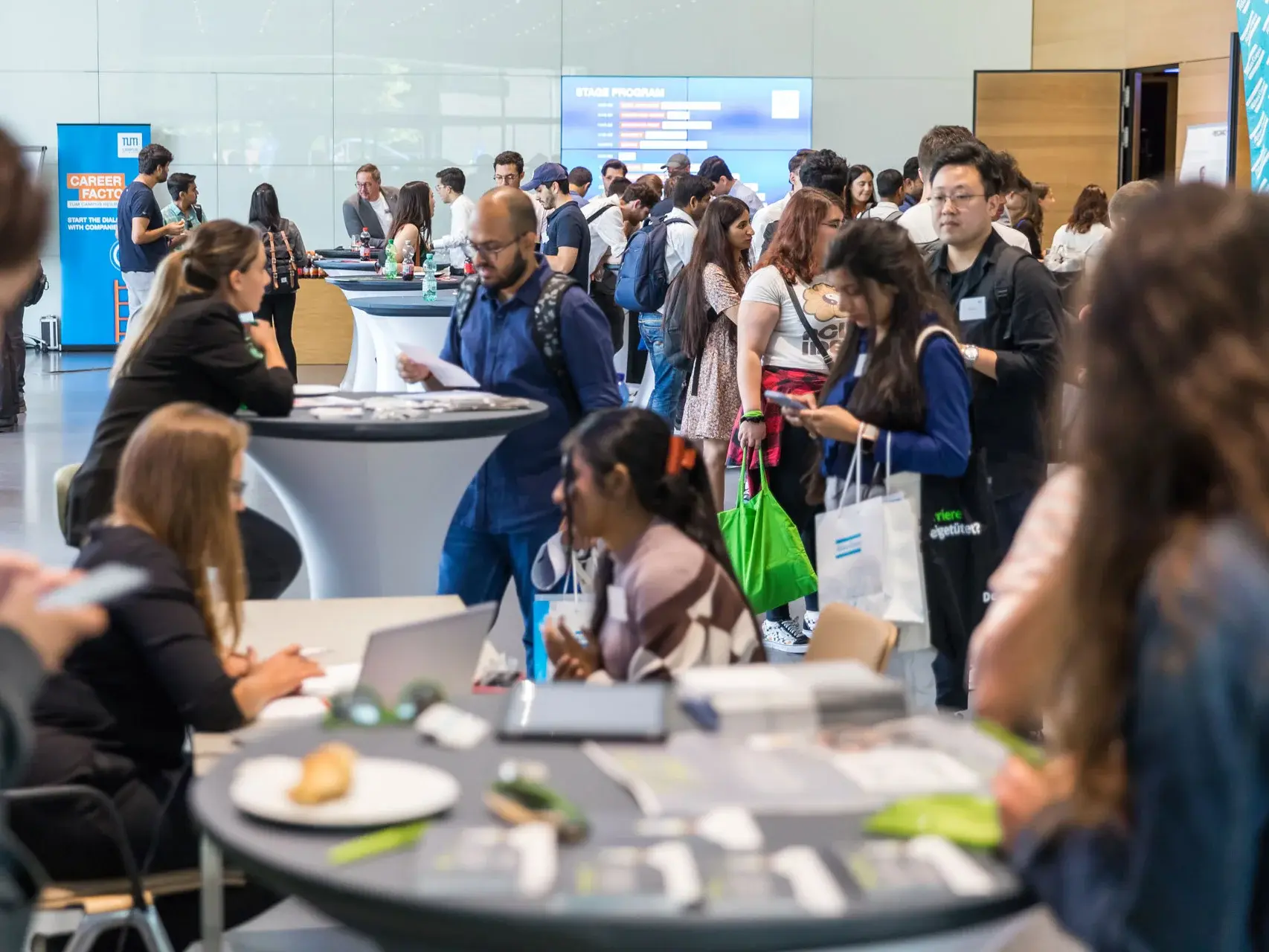 Studenten beim Networking und Essen bei einer Veranstaltung
