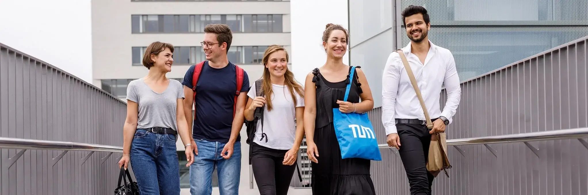 Spaziergänger auf der Brücke des TUM Campus Heilbronn