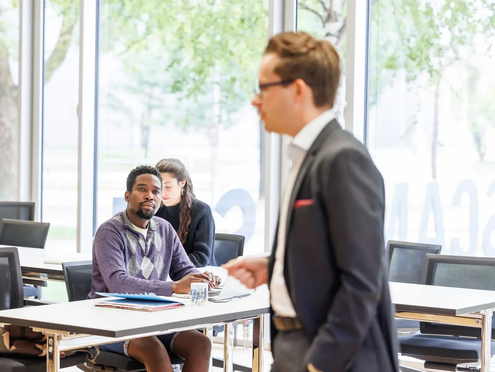 Professor spricht mit Studenten