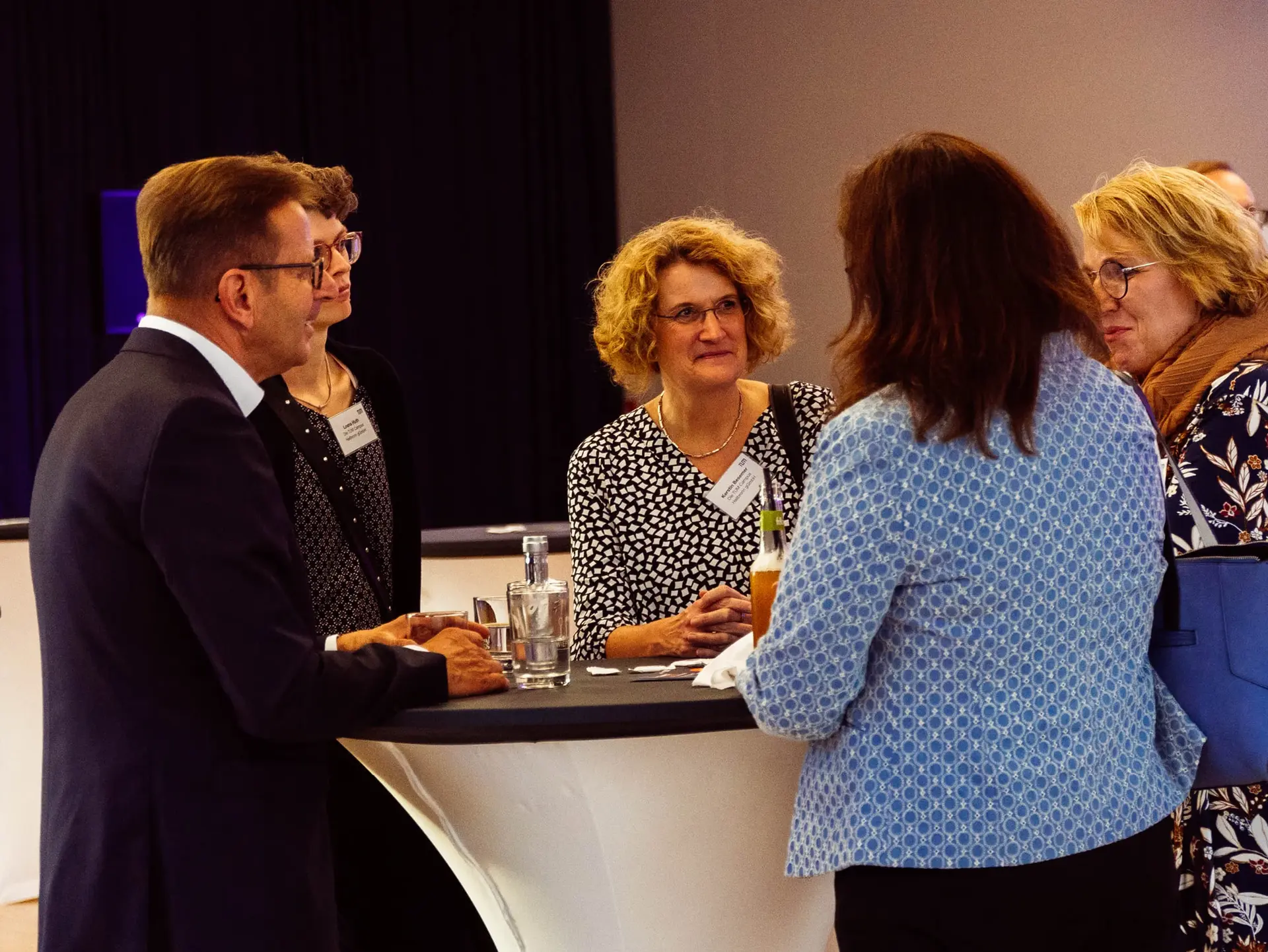 [Translate to German:] Group of people exchanging ideas at TUM Connect 2022