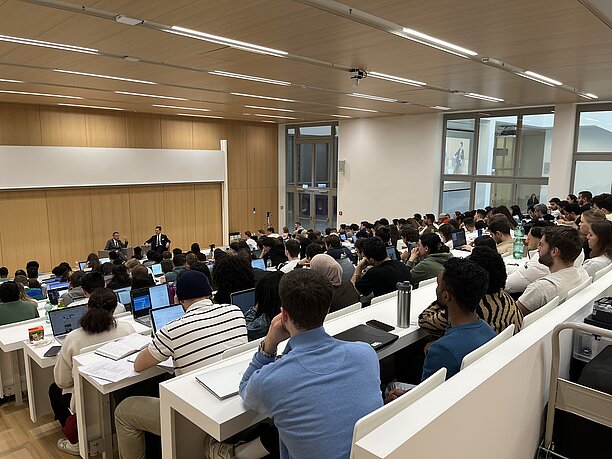 [Translate to German:] A picture of Students Sitting in a Lecture Hall