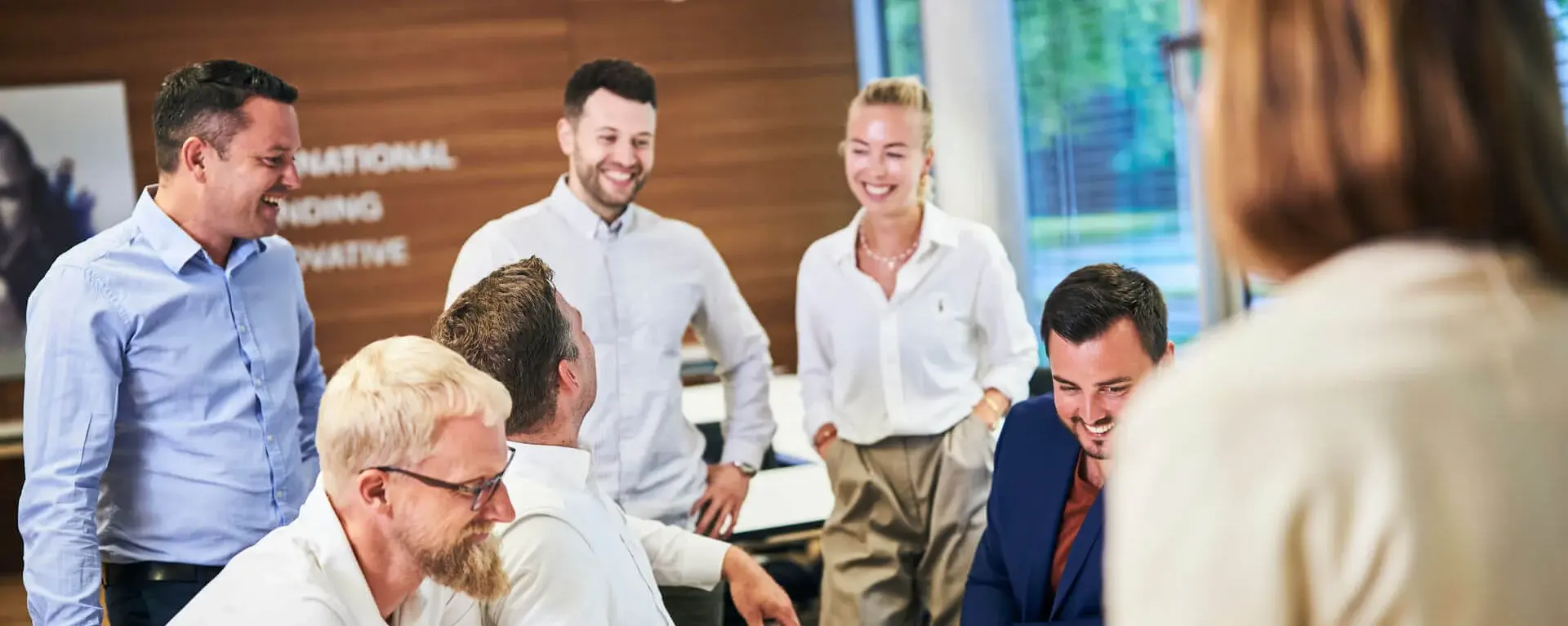 Kollegen im Gespräch während eines Meetings