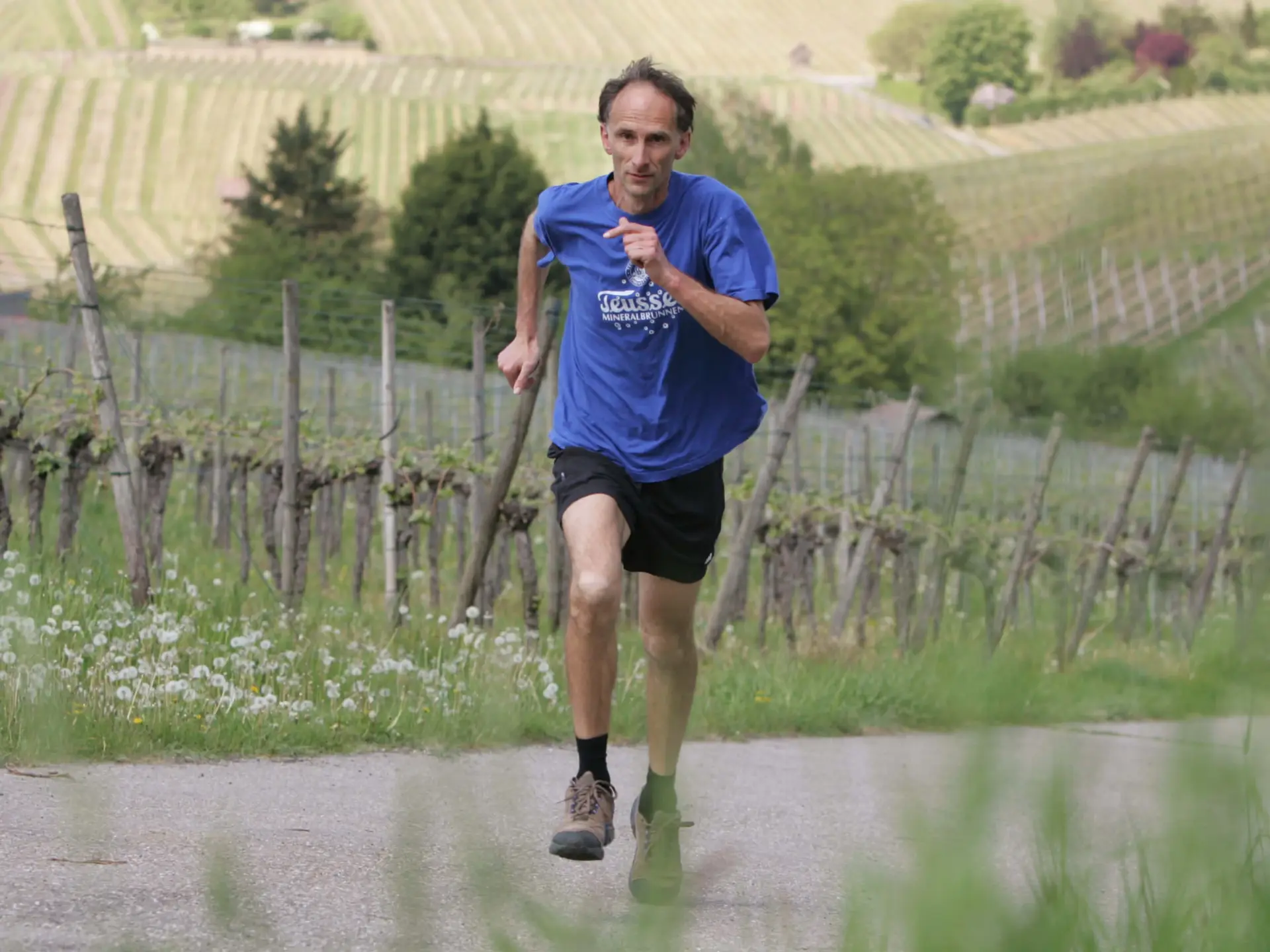 Jürgen Mennel, initiator of the Digital Treadmill Platform, jogging.