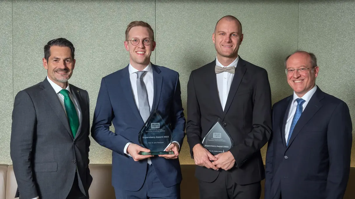 Prof. Förderer receiving the Supervisory Award