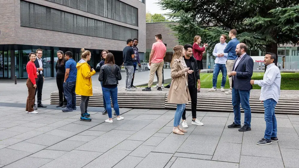 Internationale Menschen sprechen draußen