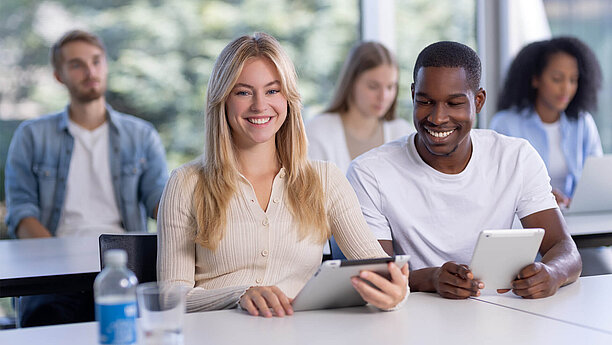 Studenten lächeln im Klassenzimmer