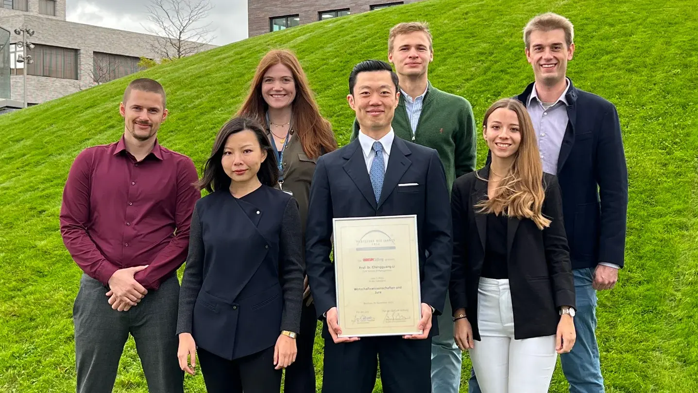 Prof. Li and his team with the professor of the year award