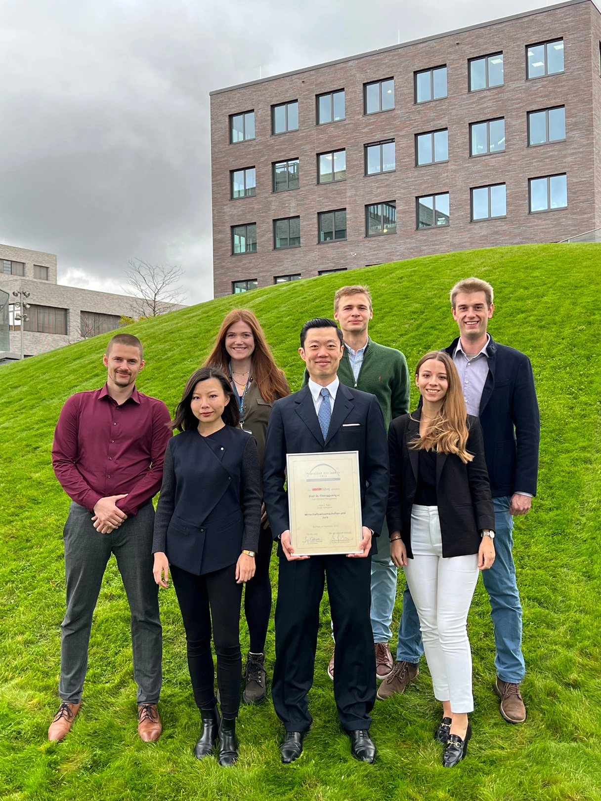 Prof. Li and his team with the professor of the year award