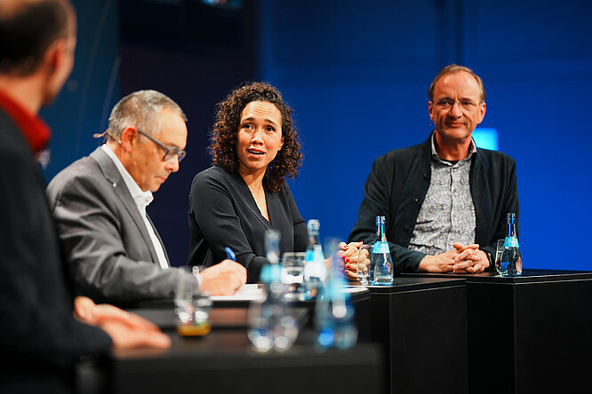 Prof. Dr. Daniel Cremers, Prof. Dr. Dr. Helmut Krcmar, Nicole Büttner & Dr. Gerald Karch auf der Bühne beim TUM Talk 2024