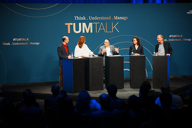 Prof. Dr. Daniel Cremers, Christine Steger, Prof. Dr. Dr. Helmut Krcmar, Nicole Büttner & Dr. Gerald Karch auf der Bühne beim TUM Talk 2024