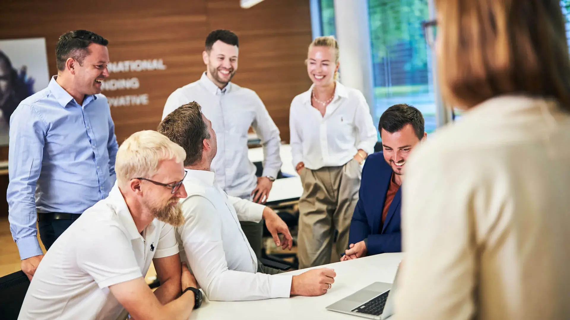 tum-campus-heilbronn-header-continuing-education.jpg Kollegen im Gespräch während eines Meetings