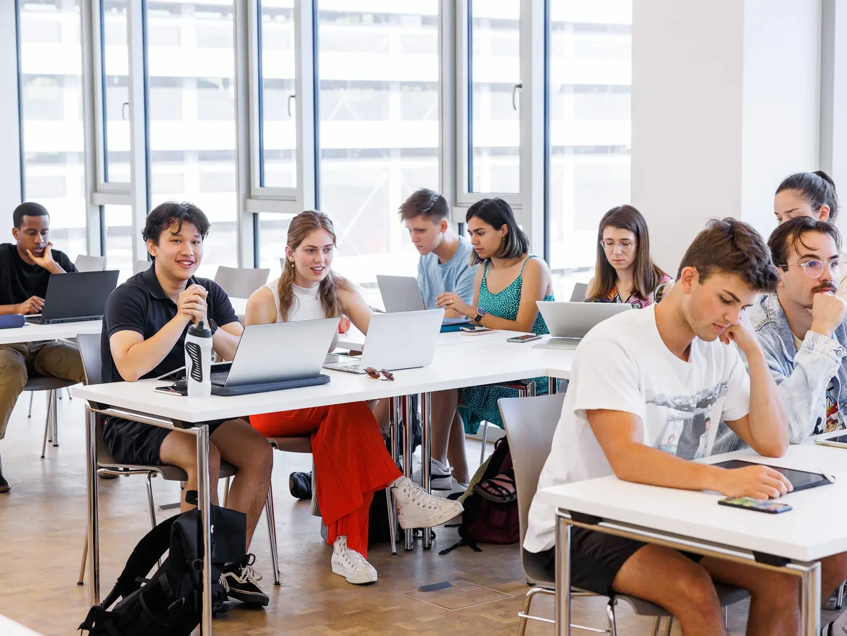 [Translate to German:] People sitting in a lecture