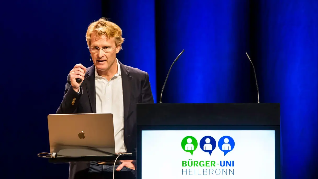 Lars Steinmetz (Stanford) speaking at Bürger Uni in November 2023