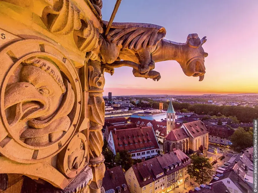 Skulptur an einer Heilbronner Kirche bei Sonnenuntergang