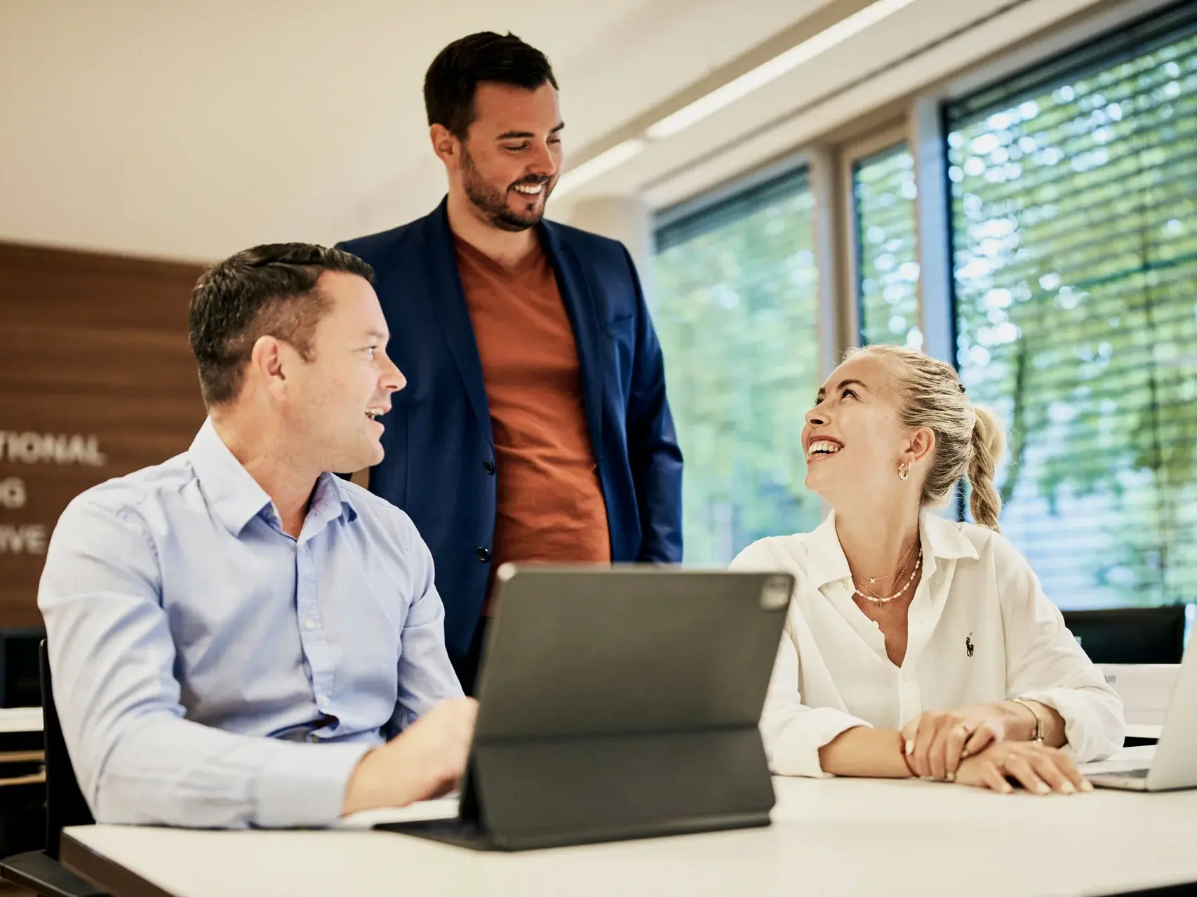 [Translate to German:] Business team working at office