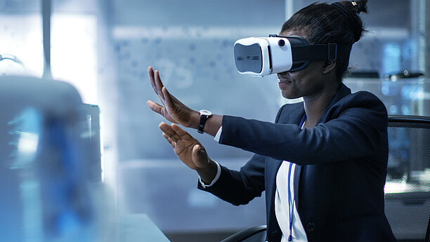 Person mit Virtual-Reality-Headset