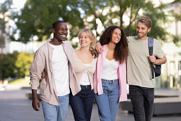 Vier Studierende auf dem Campus