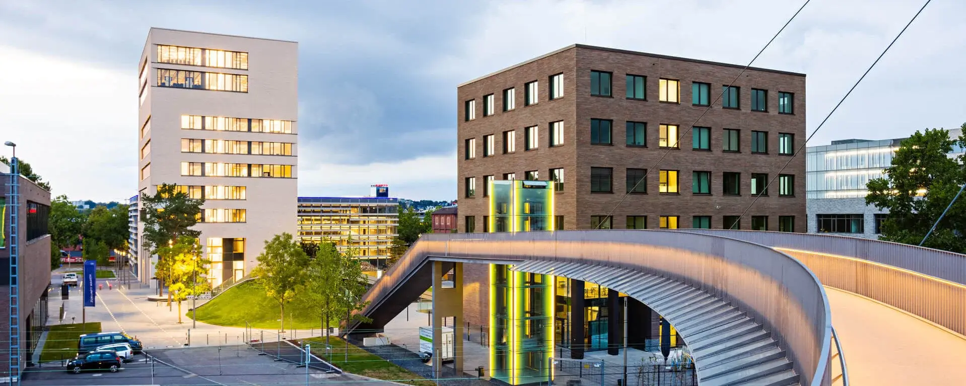 Blick auf den TUM Campus Heilbronn von der Brücke bei Sonnenuntergang