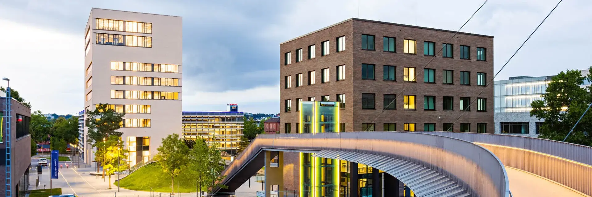 Blick auf den TUM Campus Heilbronn von der Brücke bei Sonnenuntergang