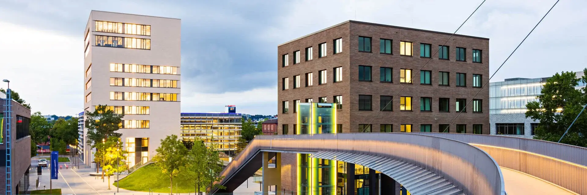 Blick auf den TUM Campus Heilbronn von der Brücke bei Sonnenuntergang