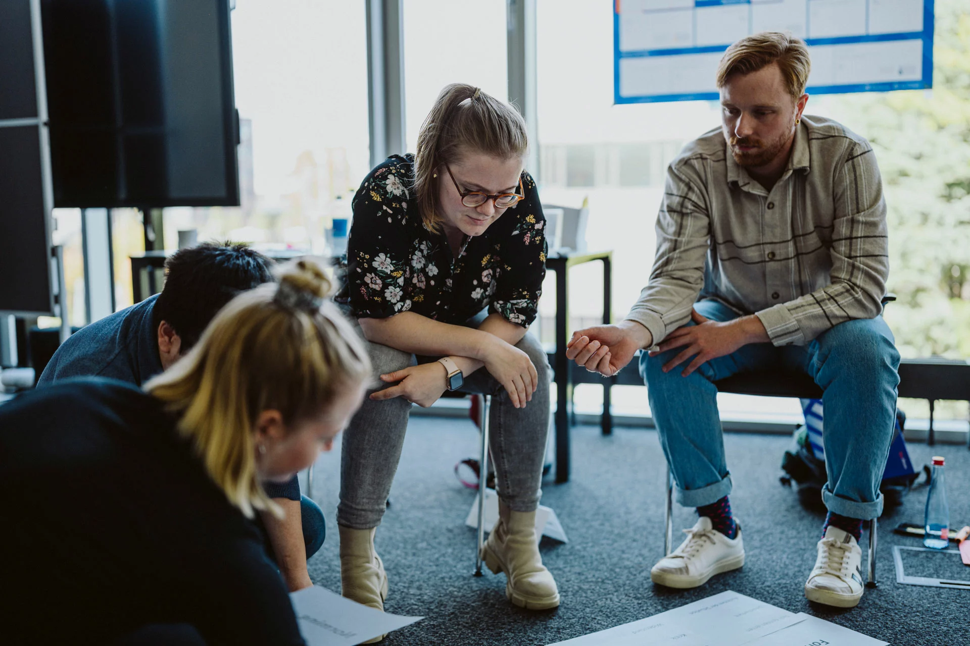 Studenten arbeiten gemeinsam an einem Projekt auf dem Boden